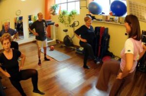 dopo i 60 anni camminare non basta esperti almeno 150 alla settimana di attivita aerobica moderata o 75 intensa 2