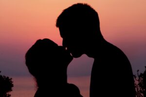 giornata del bacio linfettivologa non associatelo a malattie meglio baciarsi che fare la guerra 2