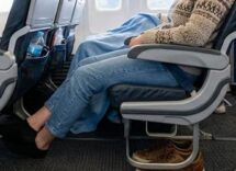 lunghi viaggi in aereo guai a togliere le scarpe i consigli anti trombosi 2