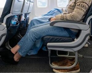 lunghi viaggi in aereo guai a togliere le scarpe i consigli anti trombosi 2