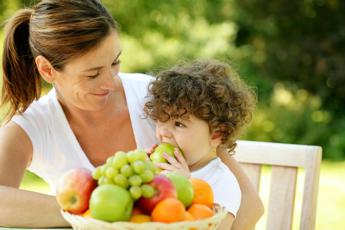 caldo e bambini il menu anti afa dei pediatri piu acqua frutta e pasti leggeri 2