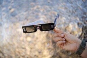 eclissi attenzione agli occhi guardare il sole senza protezione puo danneggiare le retina per sempre 2