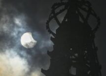 eclissi solare attenzione agli occhi per guardarla gli occhiali da sole non bastano 2