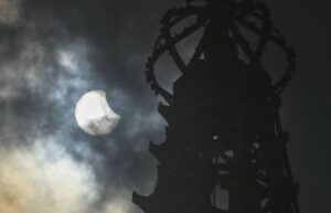 eclissi solare attenzione agli occhi per guardarla gli occhiali da sole non bastano 2