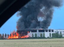 maxi incendio a finale emilia in fiamme capannone industriale lausl finestre chiuse e condizionatori spenti 2