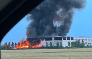 maxi incendio a finale emilia in fiamme capannone industriale lausl finestre chiuse e condizionatori spenti 2