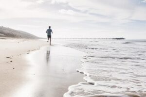 Benefici degli esercizi in spiaggia: 10 movimenti per migliorare equilibrio e mobilità