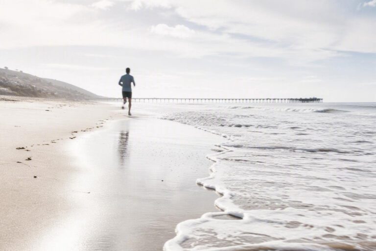 Benefici degli esercizi in spiaggia: 10 movimenti per migliorare equilibrio e mobilità