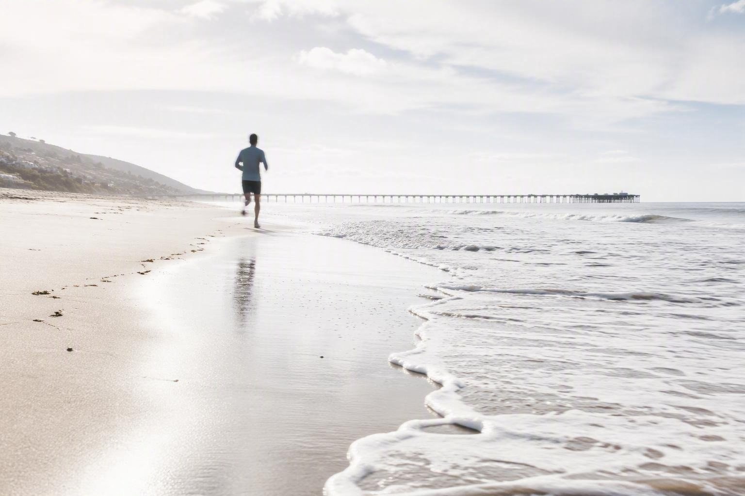 Benefici degli esercizi in spiaggia: 10 movimenti per migliorare equilibrio e mobilità