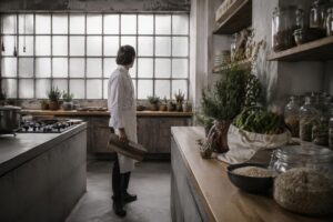 Cucina sostenibile senza sprechi: come pianificare, conservare e riutilizzare con criterio