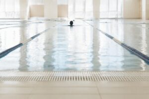 Lombalgia cronica: perché il nuoto è un alleato insostituibile