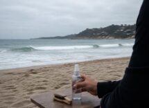 Routine protettiva per capelli tra sole, cloro e mare