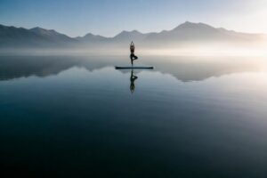 Scopri l'esperienza unica dello yoga in equilibrio sull'acqua