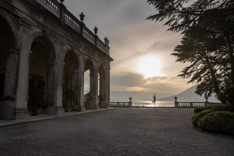Yoga all'alba a Verbania: scopri il programma estivo con Anna Cantarelli