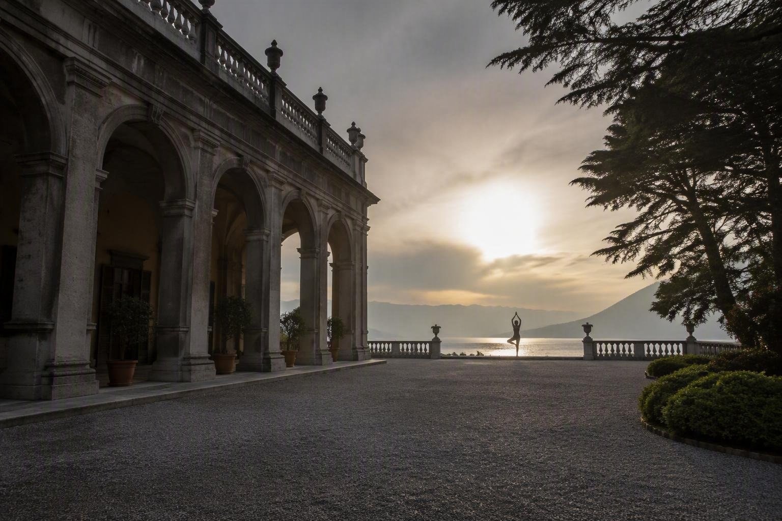 Yoga all'alba a Verbania: scopri il programma estivo con Anna Cantarelli