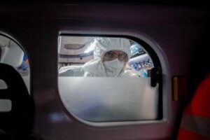 covid in francia impennata di casi con febbre alta e forti emicranie i nuovi sintomi 2