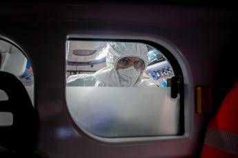 covid in francia impennata di casi con febbre alta e forti emicranie i nuovi sintomi 2