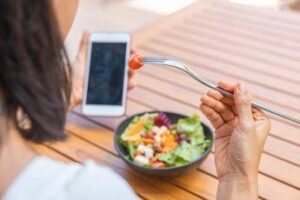 dopo le vacanze gonfiore e intestino bloccato gli esperti sfatano il mito detox e spiegano cosa fare 2