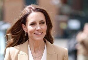 principessa kate middleton a sorpresa nellospedale dove curo cancro ringrazia medici e incontra pazienti 2