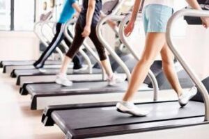 sport dopo le vacanze il cardiologo ripartire gradualmente attenzione a caldo e sintomi 2