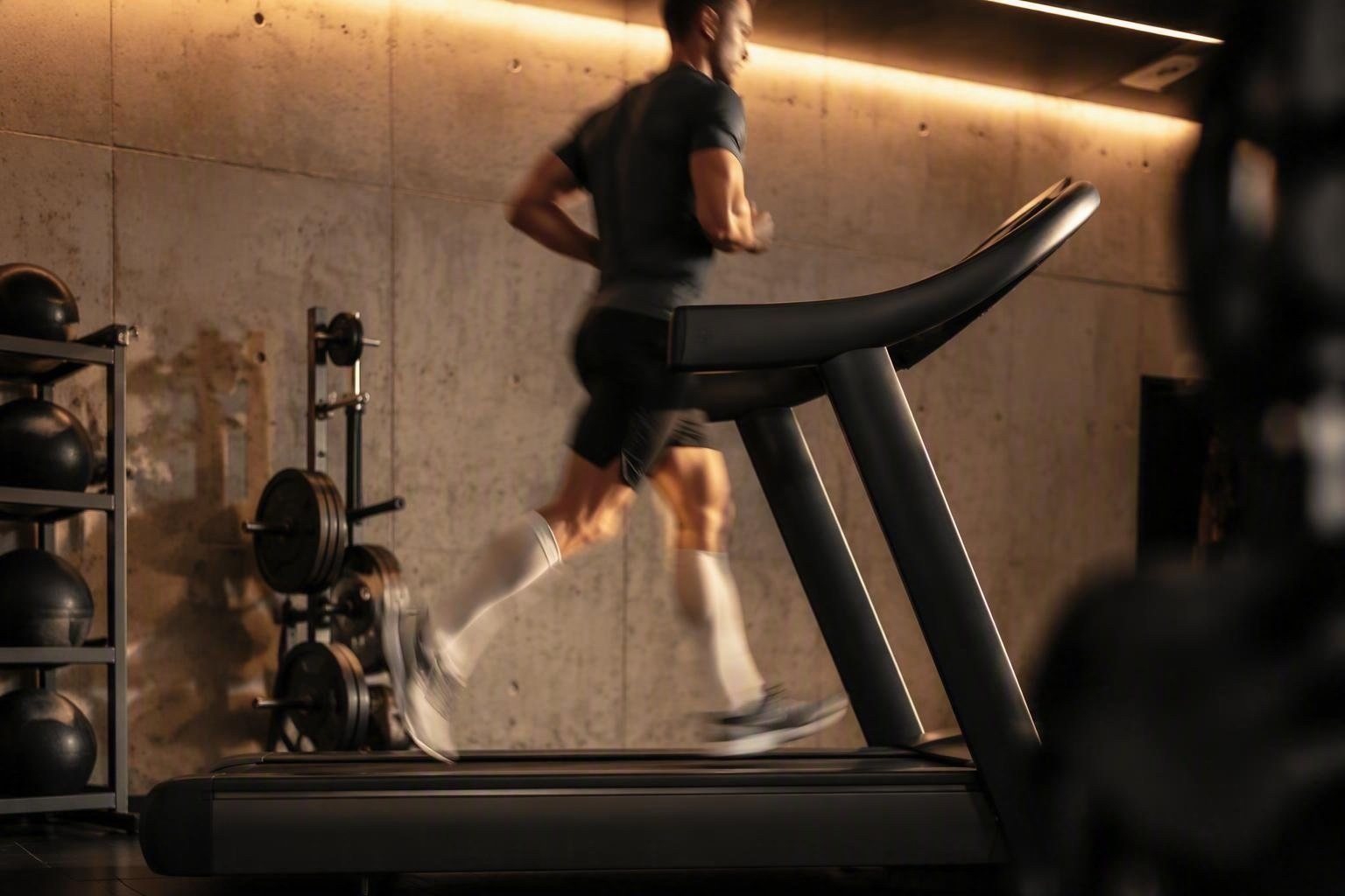 Calze sportive lunghe: la funzione che va oltre lo stile
