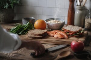 Come adattare la dieta alle diverse fasi della vita: una guida completa