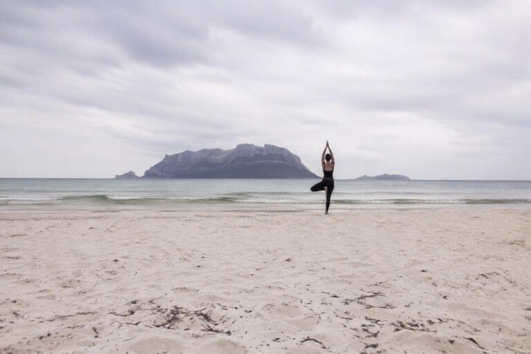 Corso di yoga estivo a Porto San Paolo: orari e informazioni utili