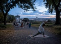 Lezione di yoga fluida sabato 19 settembre al Parco della Caffarella