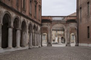 Yoga all'aperto a Modena: scopri il ciclo di incontri gratuiti nel centro storico