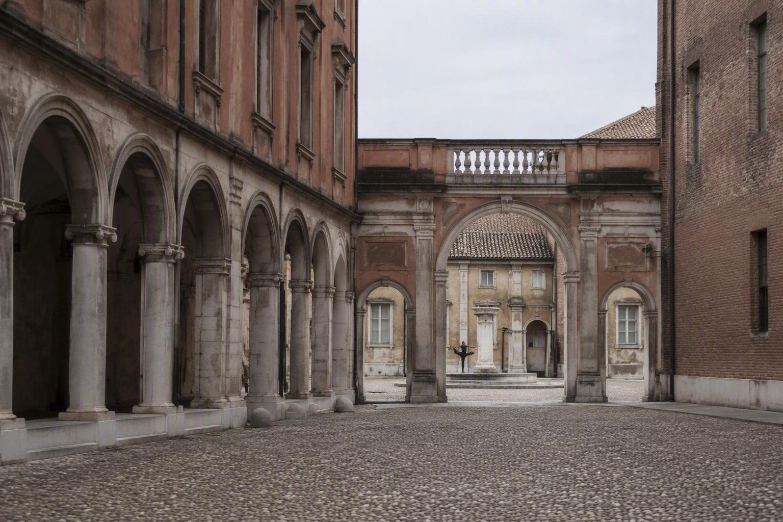 Yoga all'aperto a Modena: scopri il ciclo di incontri gratuiti nel centro storico