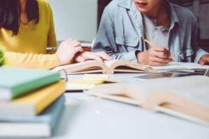 cosa fare quando un figlio non studia la psicologa possono nascondersi difficolta emotive ecco come motivarlo 2