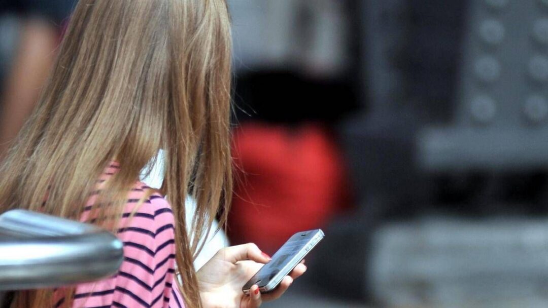 dolore o tensione alla nuca alle spalle e alla parte alta della schiena cose il text neck o collo da smartphone 2