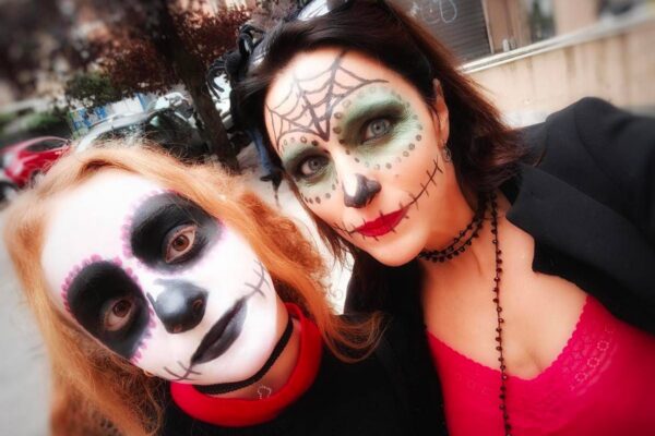 Halloween, trucchi e maschere possono danneggiare la pelle: ecco i rischi