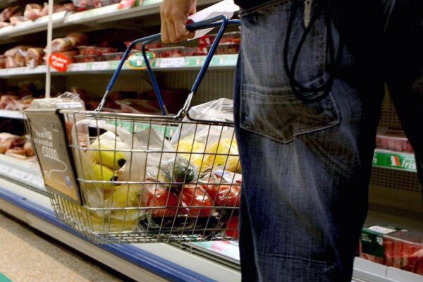 Il dilemma: insalata e affettati freschi o in busta? Guida pratica per pasti express e i rischi da evitare