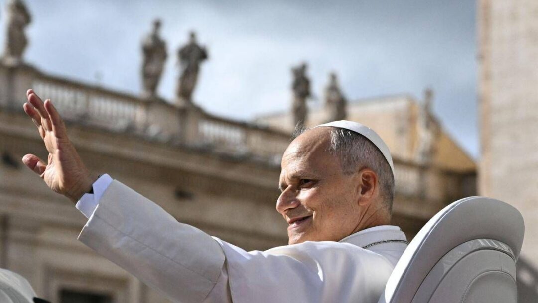 papa leone xiv in auto scoperta prima delludienza generale grazie a tutti per il sostegno 2