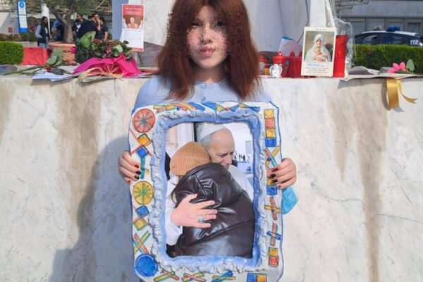 Papa, la gioia della 13enne Varvara per le dimissioni: “Ho avuto il cancro, vorrei restituirgli quell’abbraccio”