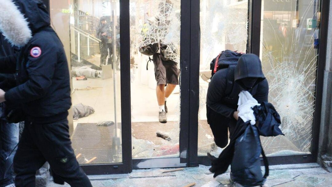 proteste a milano lo psicologo vetrine rotte desideri intatti il paradosso che svela la fragilita dei giovani 2