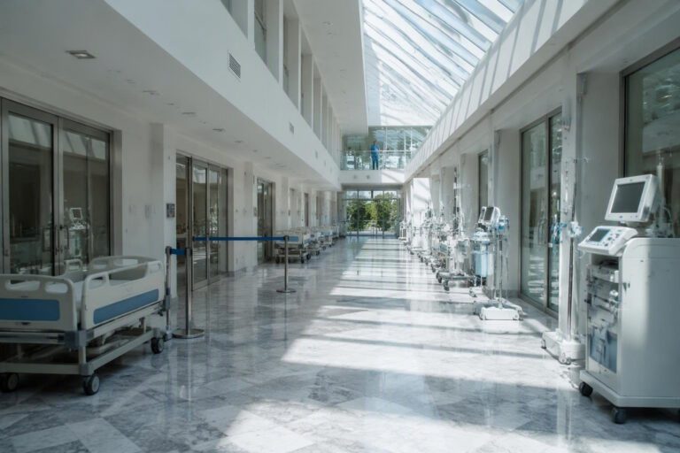 Condizioni critiche per Sgarbi: ricovero al Policlinico Gemelli