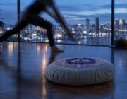 Cuscino meditazione rotondo con quarzo rosa e ametista