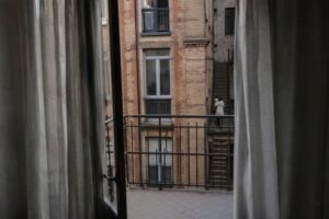Femminicidio a Torino: madre fugge con figlia, l’uomo cade dal balcone