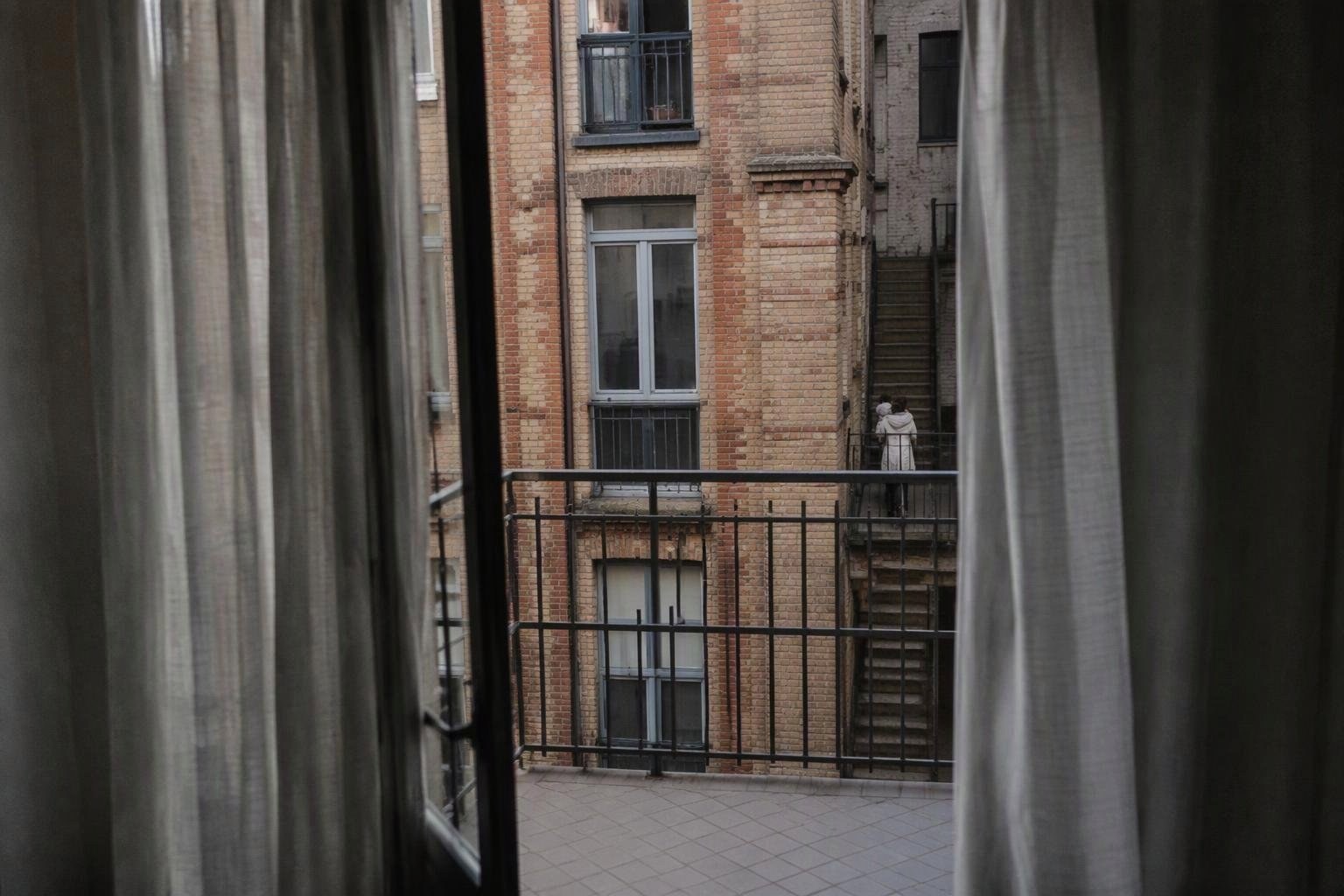 Femminicidio a Torino: madre fugge con figlia, l’uomo cade dal balcone