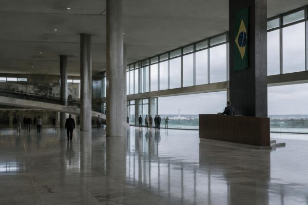Flávio Bolsonaro contesta il risultato: Lula al quarto mandato