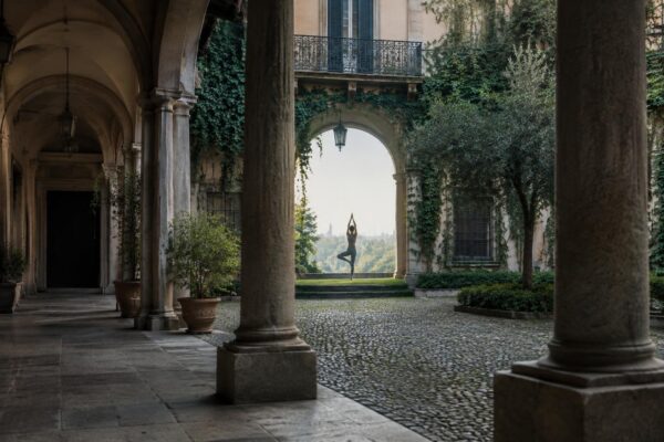 Impara i principi di allineamento e respirazione nelle posture yoga