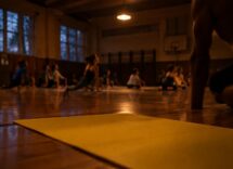 Lezione settimanale di yoga per principianti in centro città