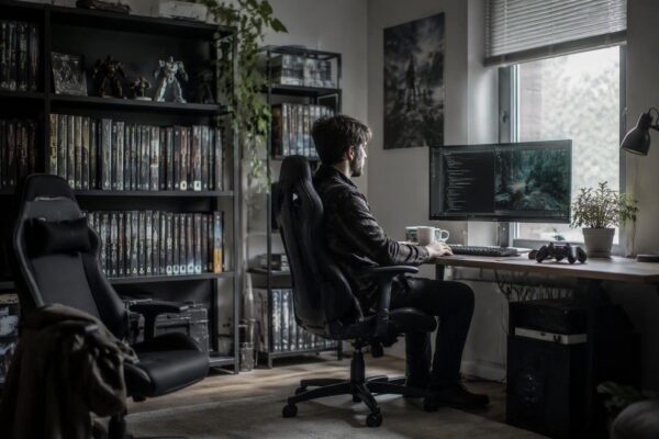 Come montaggio, inquadrature, ritmo e suono guidano il gioco