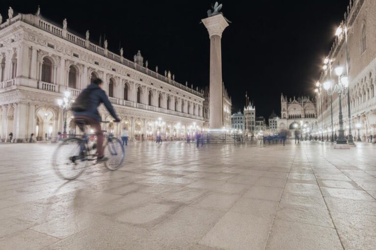 Borseggiatori e truffatori a Piazzale Roma: la situazione notturna