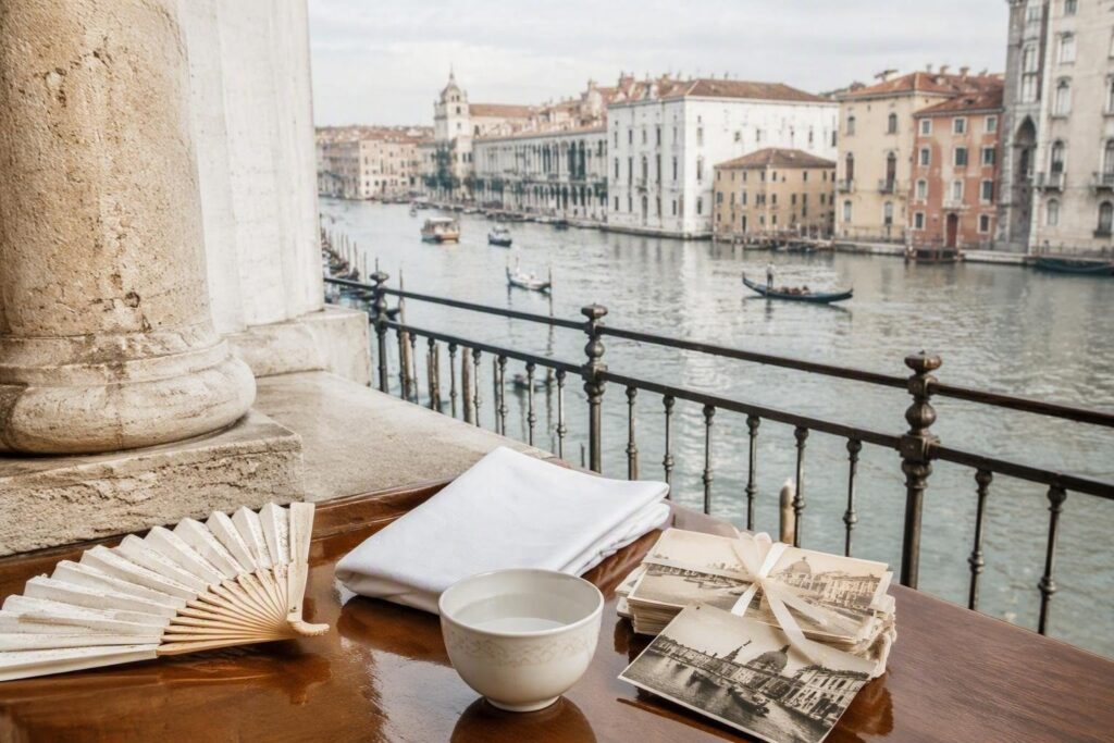 Come affrontare afa e umidità a Venezia con eleganza