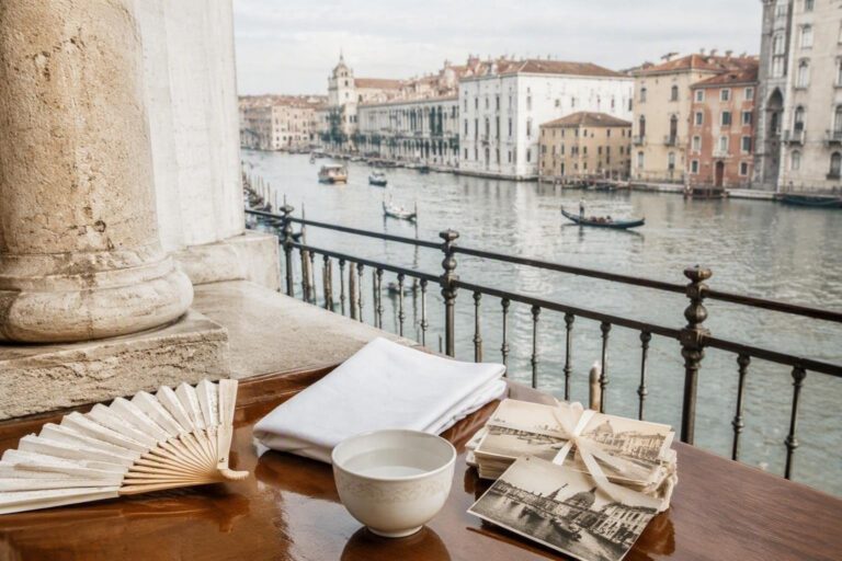 Come affrontare afa e umidità a Venezia con eleganza