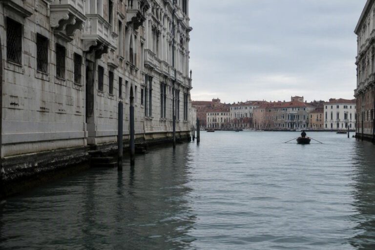 Guida alla voga alla veneta per iniziare tra canali e barene