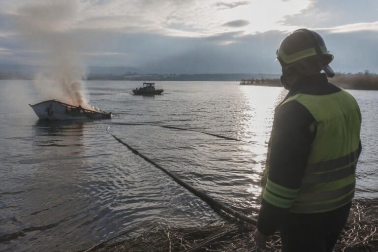 Incendio barca Lago del Duro: due persone ferite e soccorse
